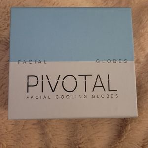 Pivotal facial cooling globes